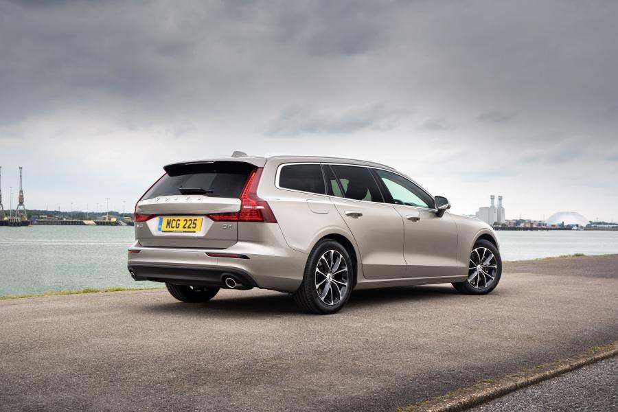  Volvo V60 D4 Momemtum 2018 года  (UK) (фото 34 из 40)